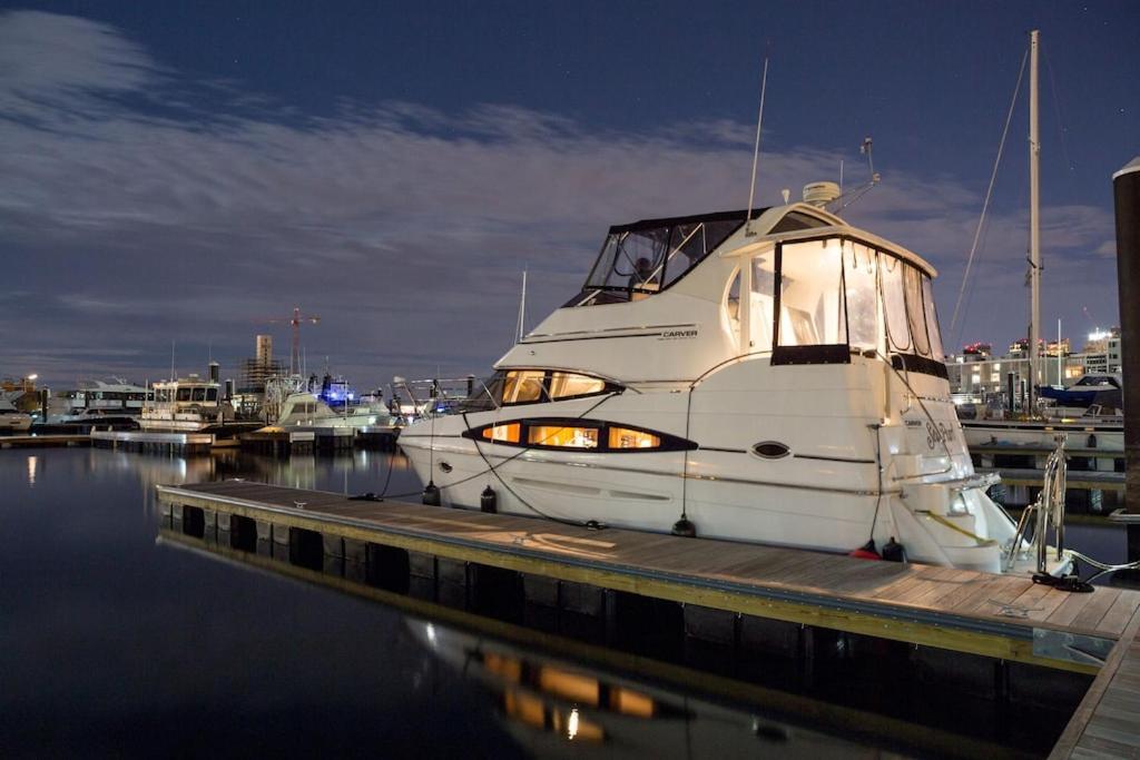 Sea Pearl Boston Yacht Hotel Exterior photo