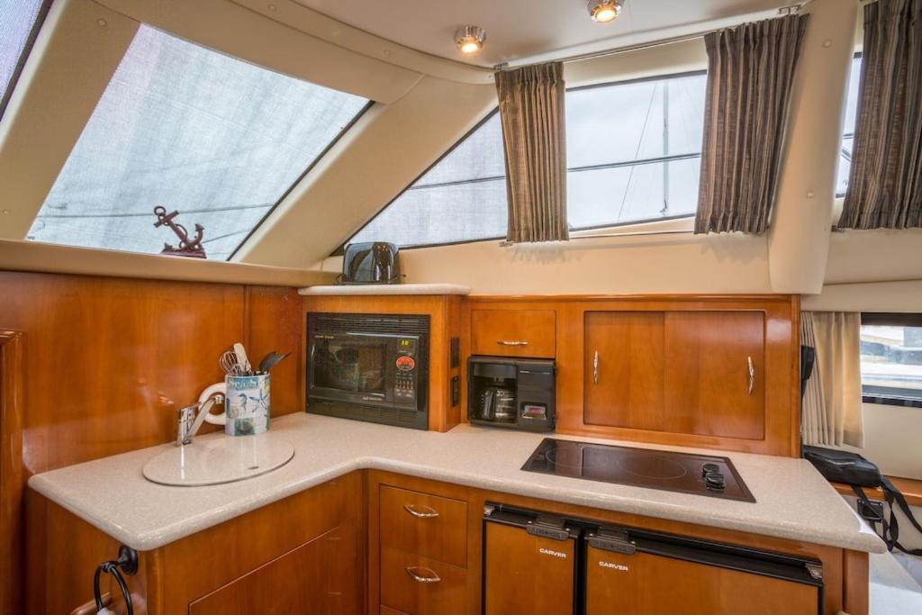 Sea Pearl Boston Yacht Hotel Exterior photo